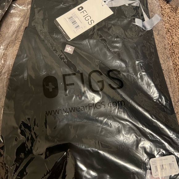 Black Figs set
Catarina one pocket top, high waisted Zamora jogger pants - Picture 4 of 4